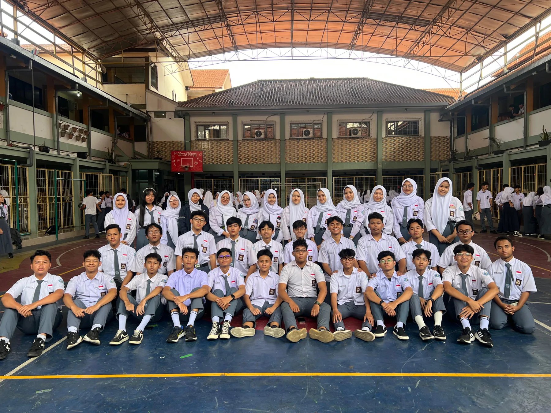 Foto bersama kelas dan guru di lapangan sekolah.